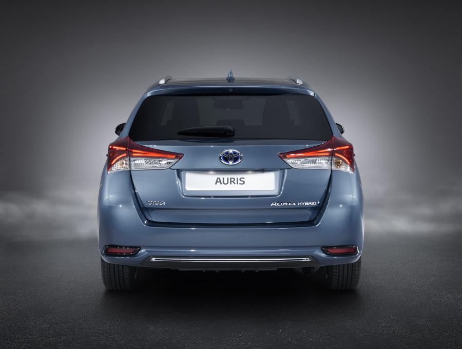  Toyota Auris Touring Sports Hybrid 2015 года  (фото 5 из 9)